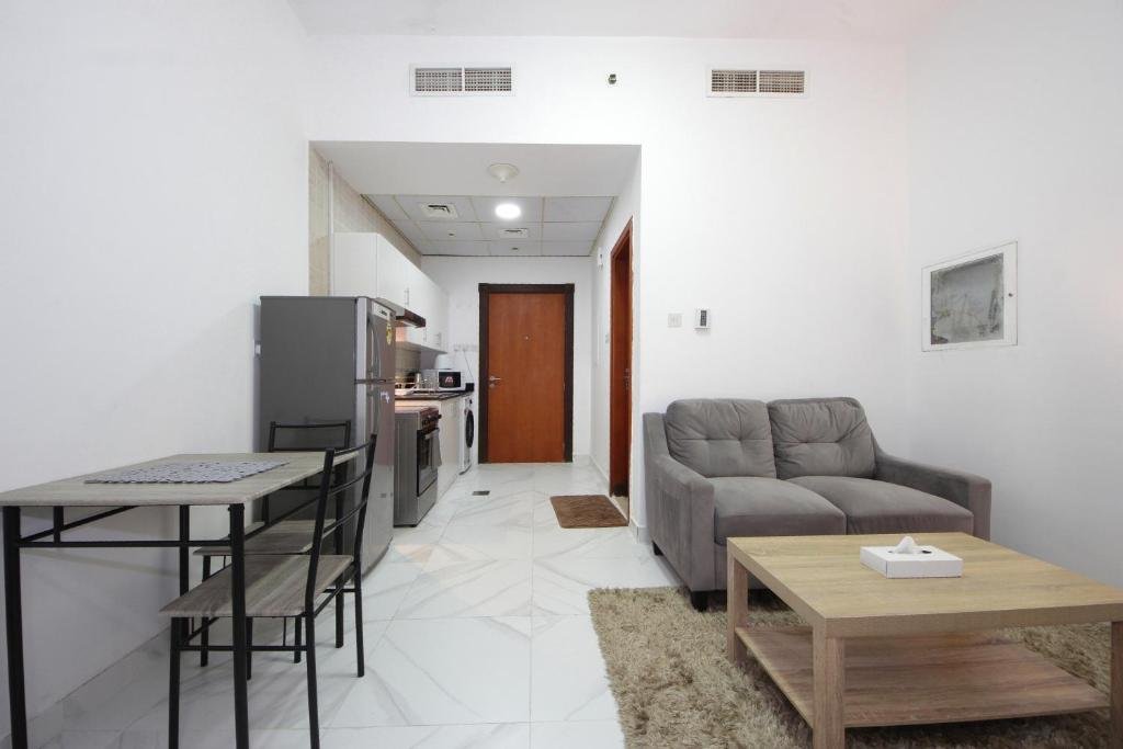 Дубай: Signature Holiday Homes - Furnished Studio in Palace Tower 2, Silicon Oasis