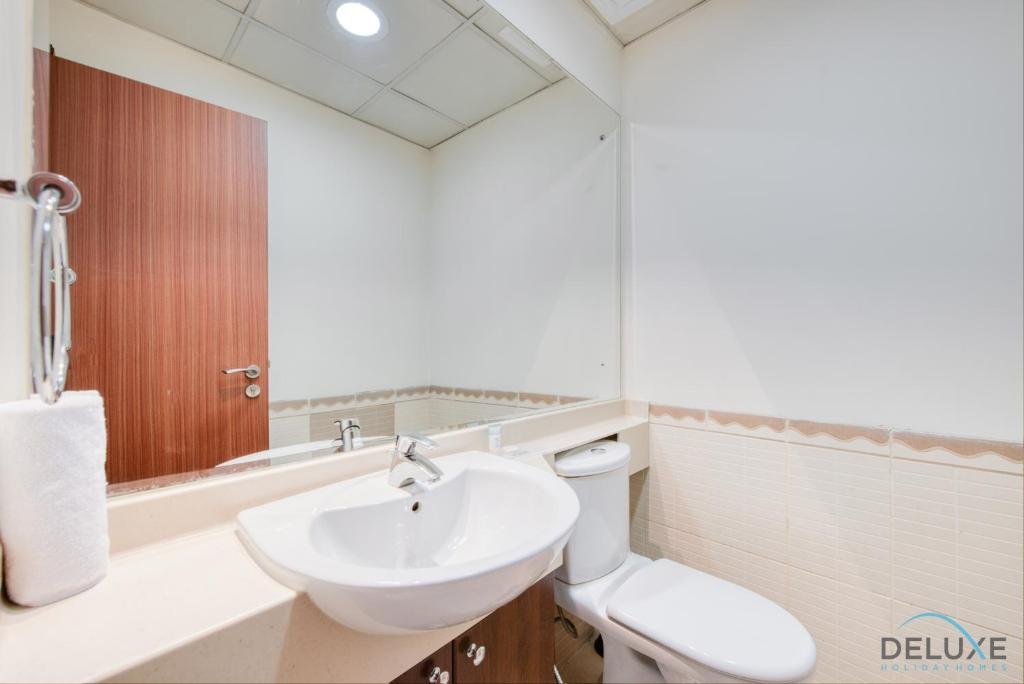 Дубай: Serene 1BR at Park Terrace Silicon Oasis by Deluxe Holiday Homes
