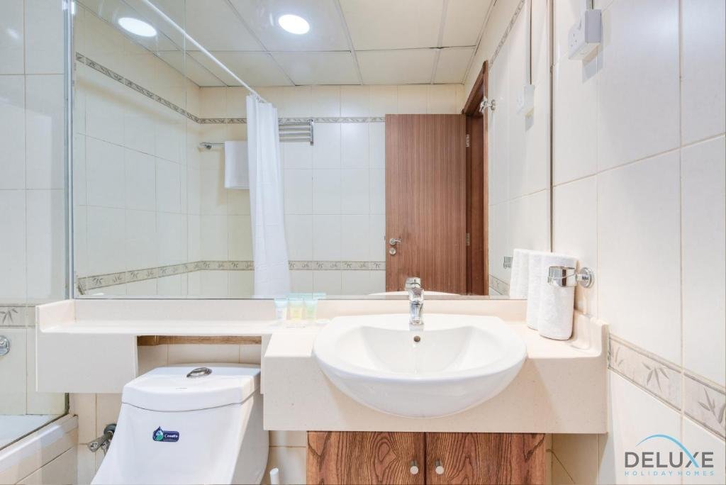 Дубай: Serene 1BR at Park Terrace Silicon Oasis by Deluxe Holiday Homes