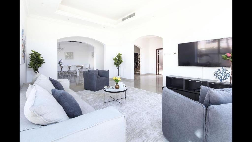Hometown Apartments - Incredible 4 Bedroom plus maidsroom Villa — фото 1
