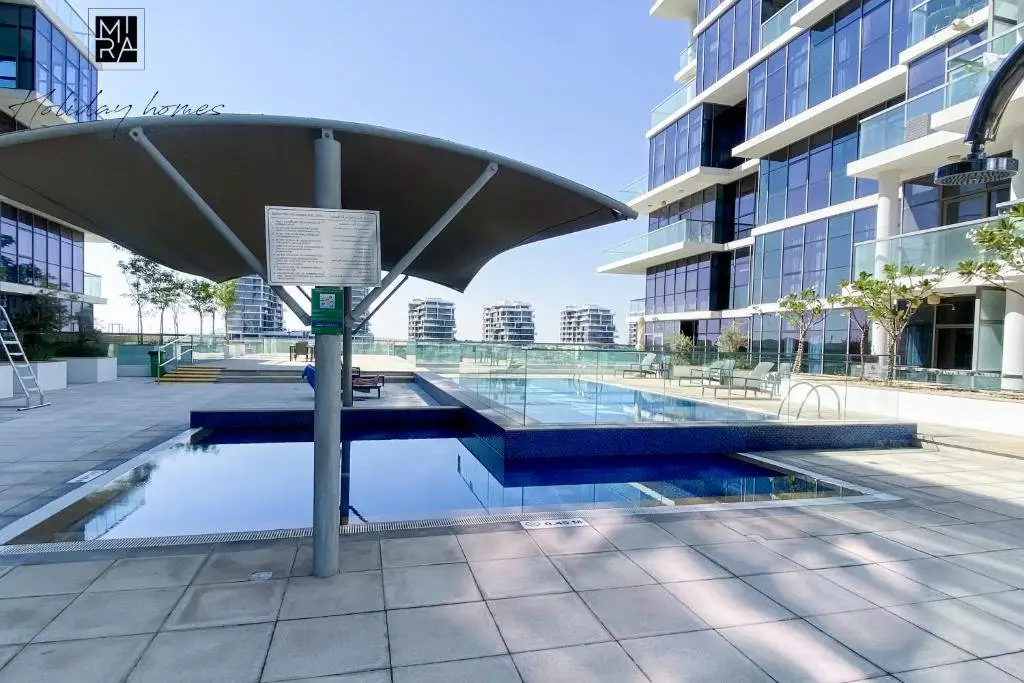 Дубай: Mira Holiday Homes - Spacious Studio with Balcony - Free Wifi