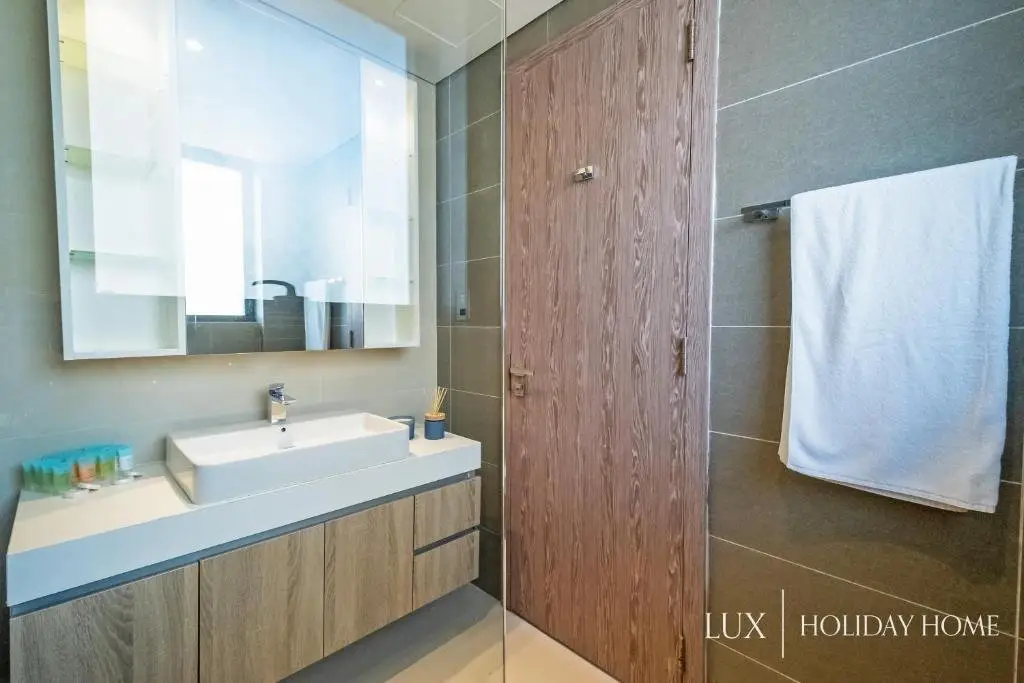 LUX Contemporary Suite with Full Marina View 4 — фото 1