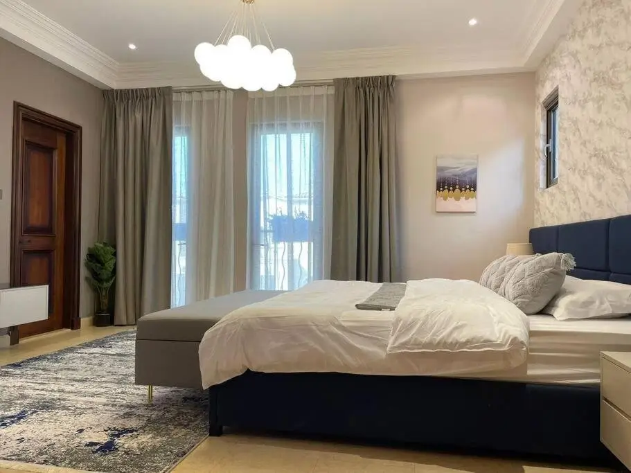 Абу-Даби: Cheerful 4-bedroom Villa With Shared Pool