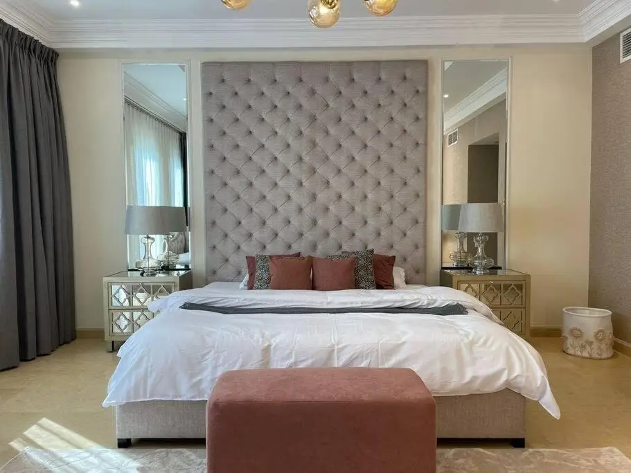 Абу-Даби: Cheerful 4-bedroom Villa With Shared Pool