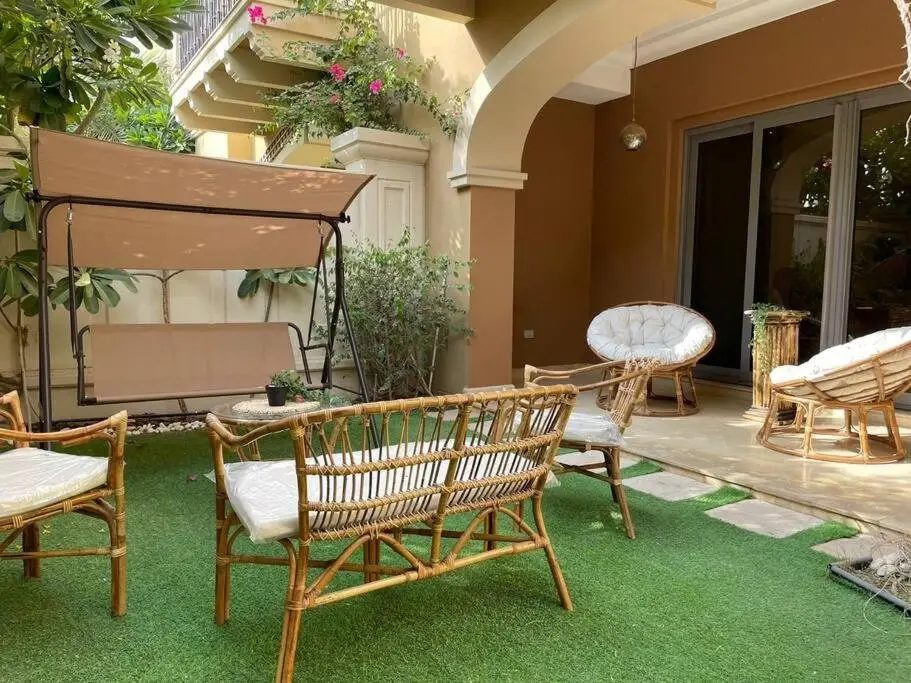 Абу-Даби: Cheerful 4-bedroom Villa With Shared Pool