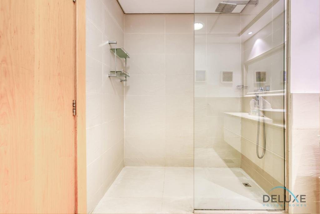 Дубай: Lively 1 BR at Al Nabat Shoreline 8 Palm Jumeirah by Deluxe Holiday Homes