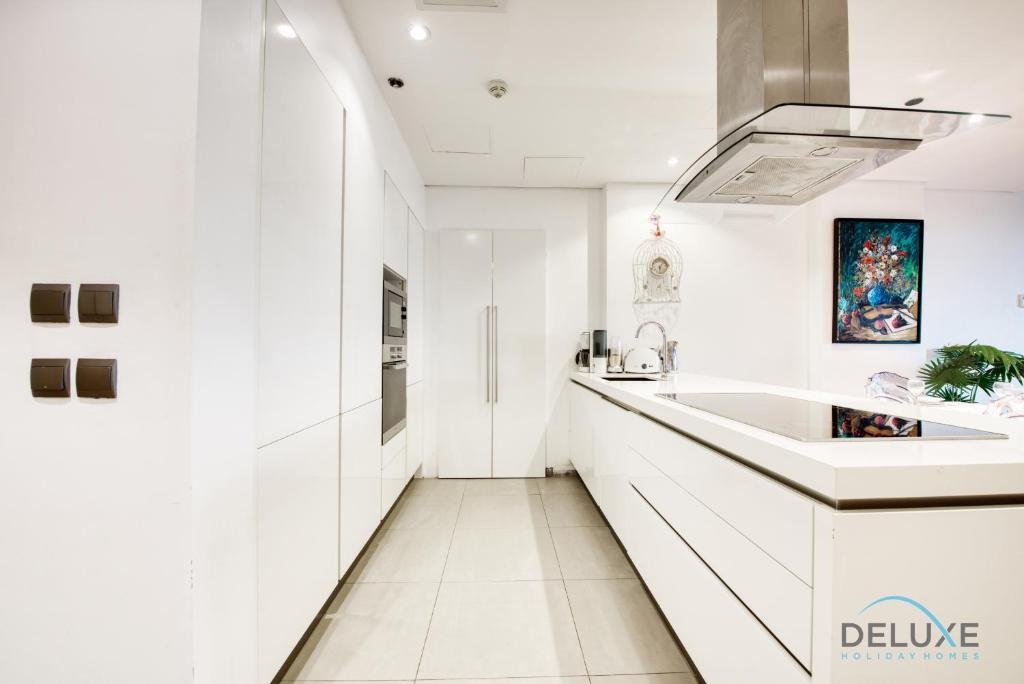 Дубай: Lively 1 BR at Al Nabat Shoreline 8 Palm Jumeirah by Deluxe Holiday Homes