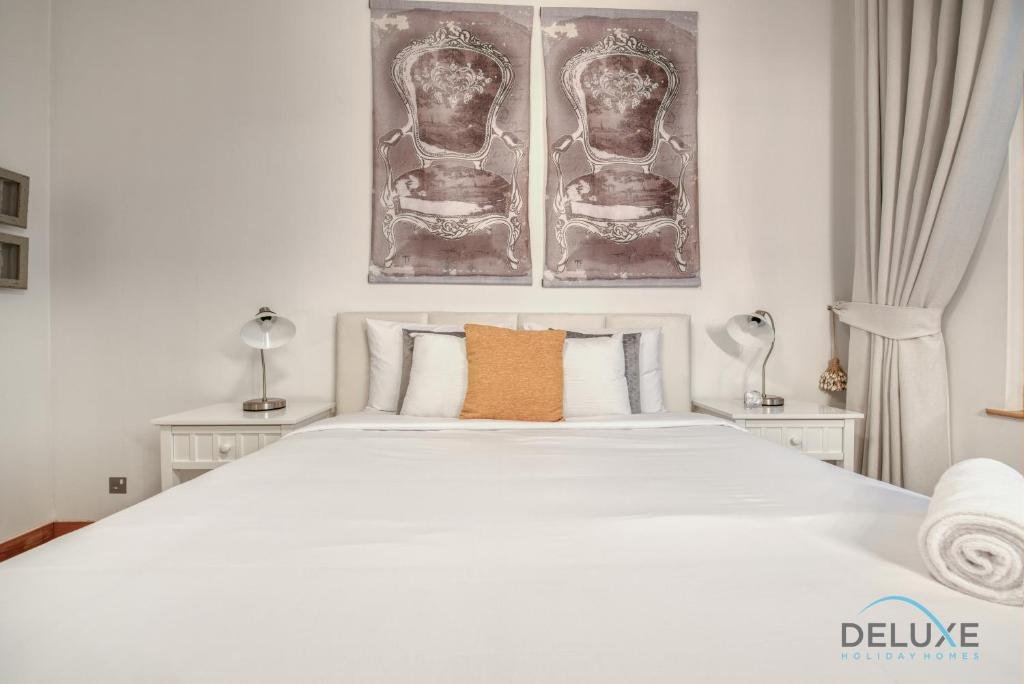 Дубай: Lively 1 BR at Al Nabat Shoreline 8 Palm Jumeirah by Deluxe Holiday Homes