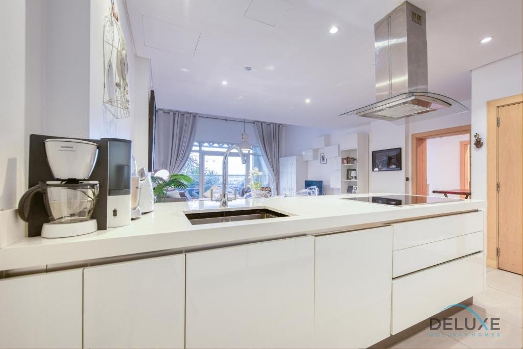 Дубай: Lively 1 BR at Al Nabat Shoreline 8 Palm Jumeirah by Deluxe Holiday Homes