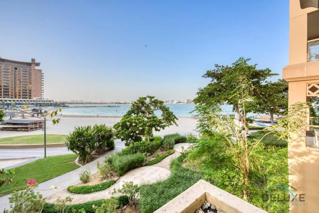 Дубай: Lively 1 BR at Al Nabat Shoreline 8 Palm Jumeirah by Deluxe Holiday Homes