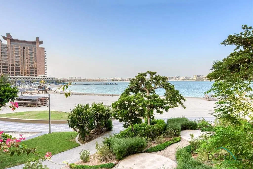 Дубай: Lively 1 BR at Al Nabat Shoreline 8 Palm Jumeirah by Deluxe Holiday Homes