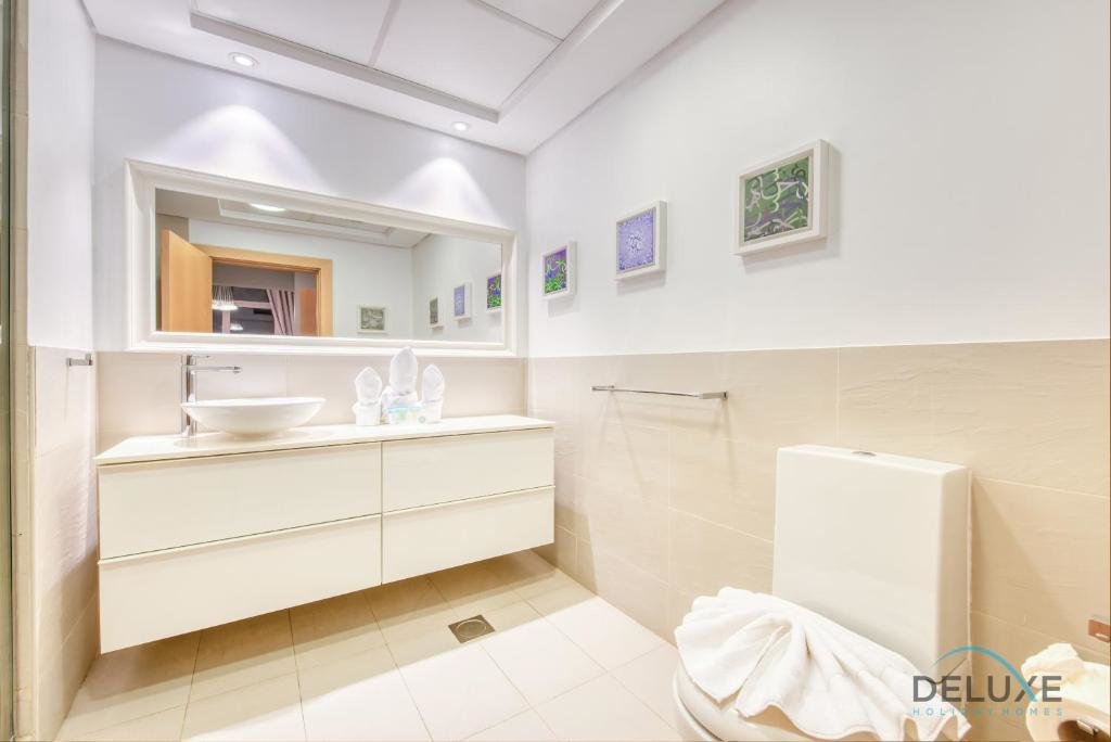 Дубай: Lively 1 BR at Al Nabat Shoreline 8 Palm Jumeirah by Deluxe Holiday Homes