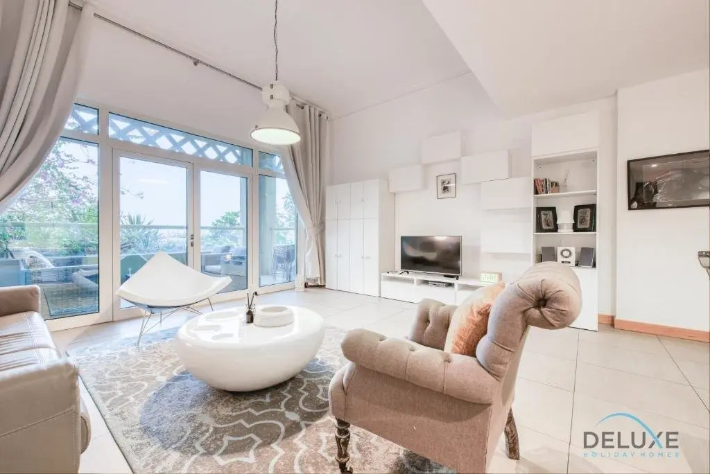 Дубай: Lively 1 BR at Al Nabat Shoreline 8 Palm Jumeirah by Deluxe Holiday Homes