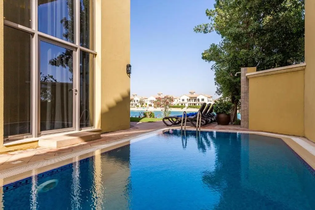 Дубай: Beautiful 5BR Villa with Private Pool on Palm Jumeirah by Deluxe Holiday Homes