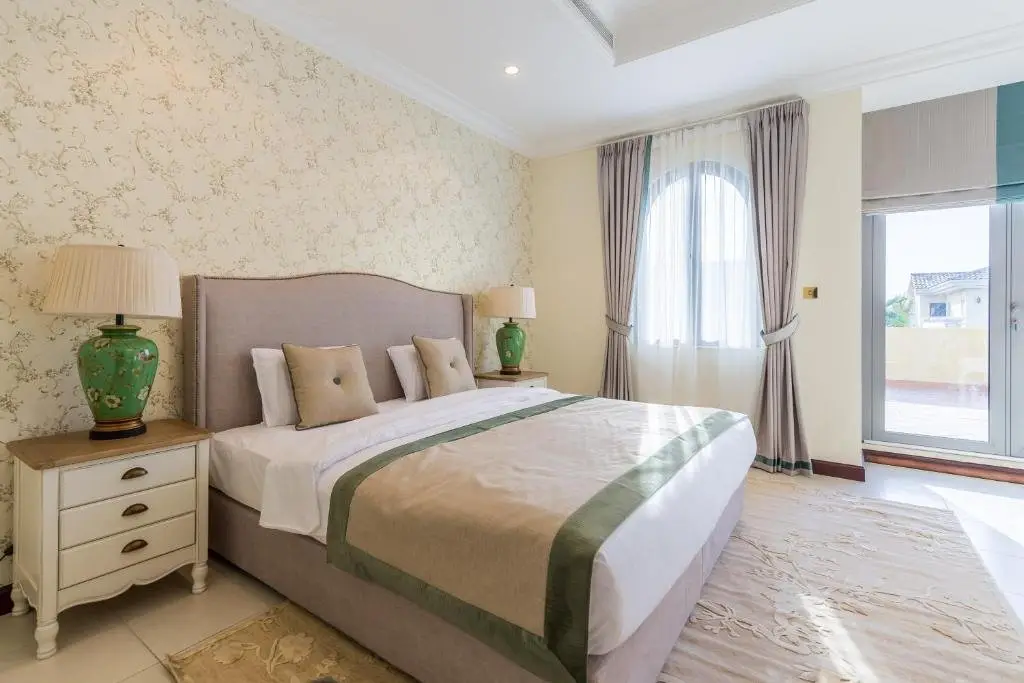 Дубай: Beautiful 5BR Villa with Private Pool on Palm Jumeirah by Deluxe Holiday Homes