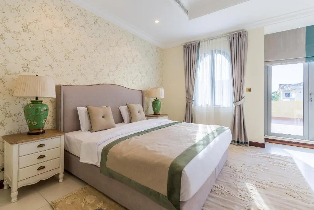Дубай: Beautiful 5BR Villa with Private Pool on Palm Jumeirah by Deluxe Holiday Homes