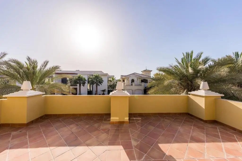Beautiful 5BR Villa with Private Pool on Palm Jumeirah by Deluxe Holiday Homes — фото 1