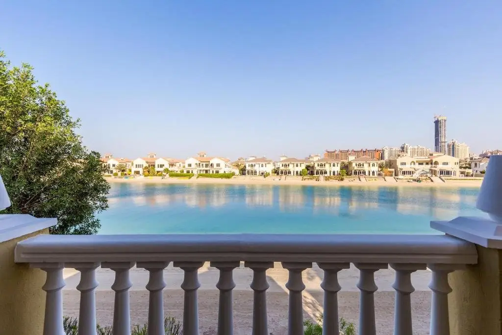 Дубай: Beautiful 5BR Villa with Private Pool on Palm Jumeirah by Deluxe Holiday Homes