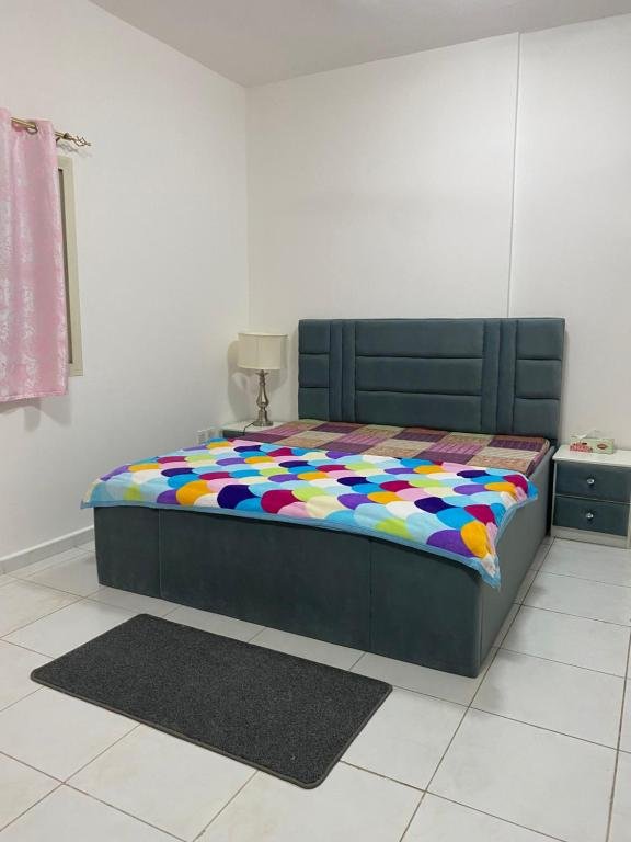 Sharjah Homestay not hotel Master Bedroom with attached private washroom in furnished 2 BHK flat — фото 1