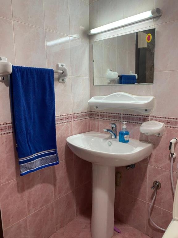 Шарджа: Sharjah Homestay not hotel Master Bedroom with attached private washroom in furnished 2 BHK flat
