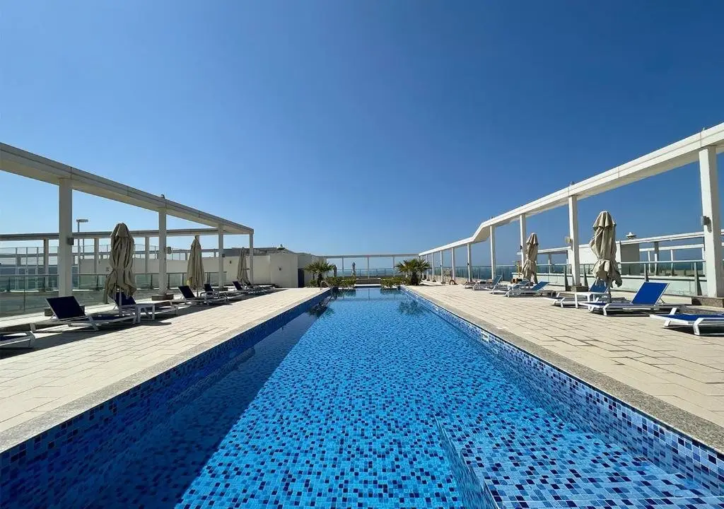 Рас-эль-Хайма: Art-Centric Signature Apartment With Beach-View