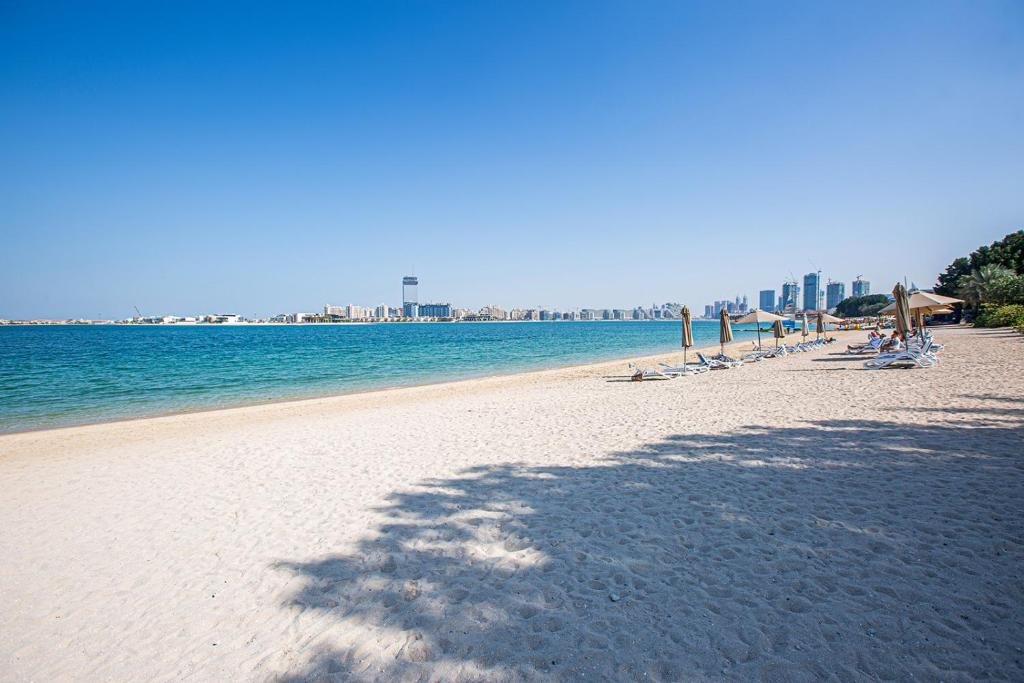 TAJ 5* Palm Jumeirah apartment with beach access — фото 1