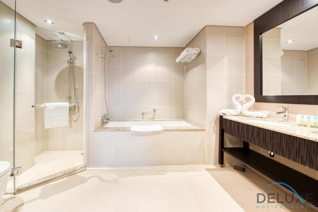 Дубай: Splendid 2 Bedroom Apartment at Royal Amwaj, Palm Jumeirah by Deluxe Holiday Homes