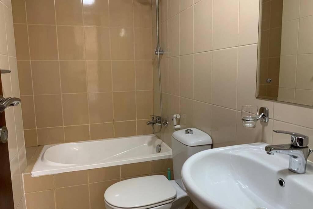 Дубай: Cozy 2bhk Near To Dmcc Metro Station -505