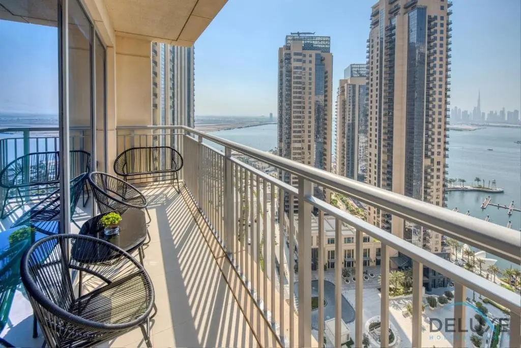 Дубай: Radiant 3BR With Assistant Room at Harbour Views Tower 1 by Deluxe Holiday Homes