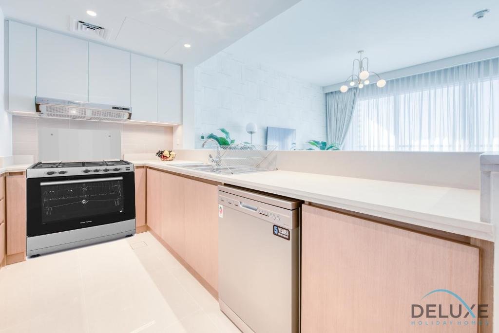 Дубай: Radiant 3BR With Assistant Room at Harbour Views Tower 1 by Deluxe Holiday Homes