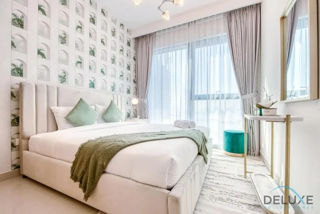 Дубай: Radiant 3BR With Assistant Room at Harbour Views Tower 1 by Deluxe Holiday Homes