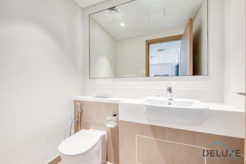 Дубай: Radiant 3BR With Assistant Room at Harbour Views Tower 1 by Deluxe Holiday Homes