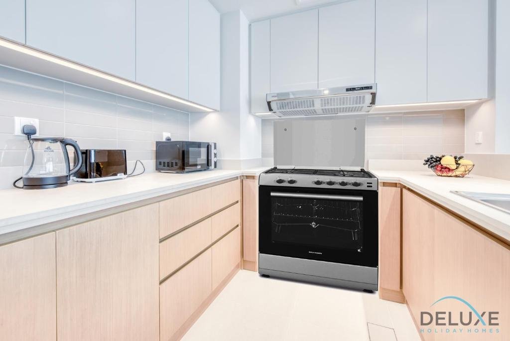 Radiant 3BR With Assistant Room at Harbour Views Tower 1 by Deluxe Holiday Homes — фото 1