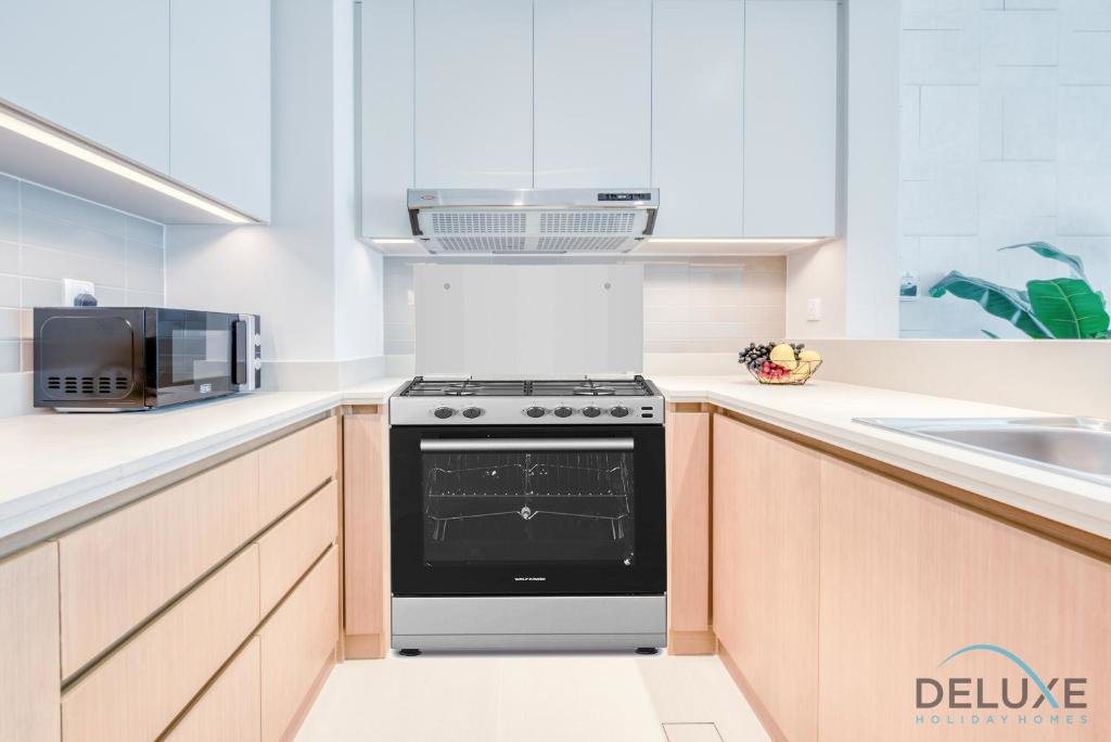Дубай: Radiant 3BR With Assistant Room at Harbour Views Tower 1 by Deluxe Holiday Homes