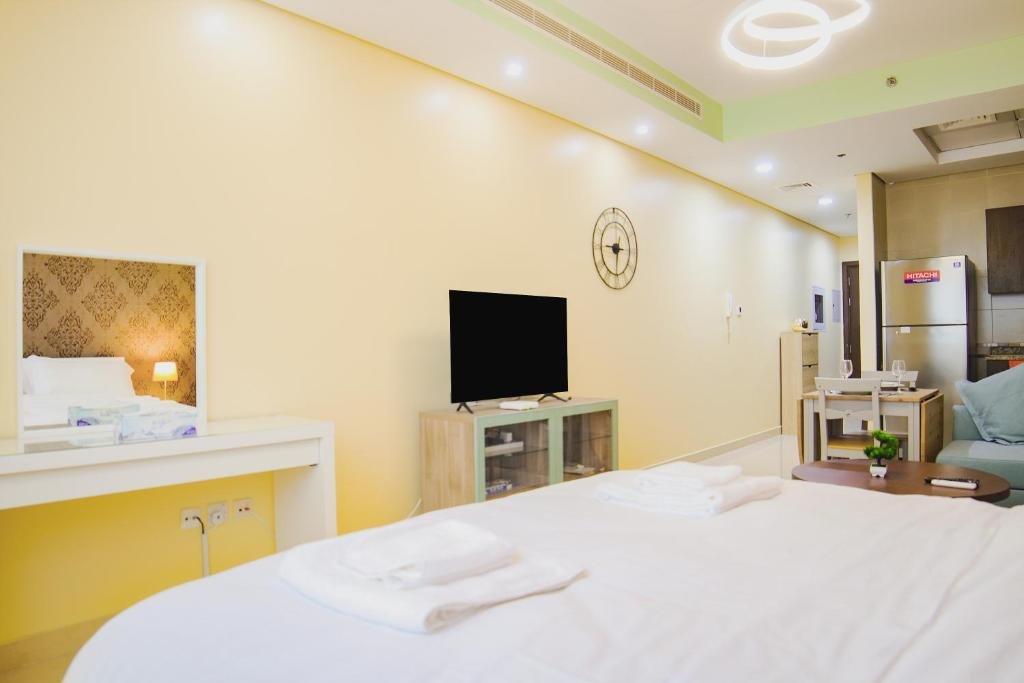 Signature Holiday Homes - Amazing Studio in Hercules Tower, Wadi Al Safa — фото 1
