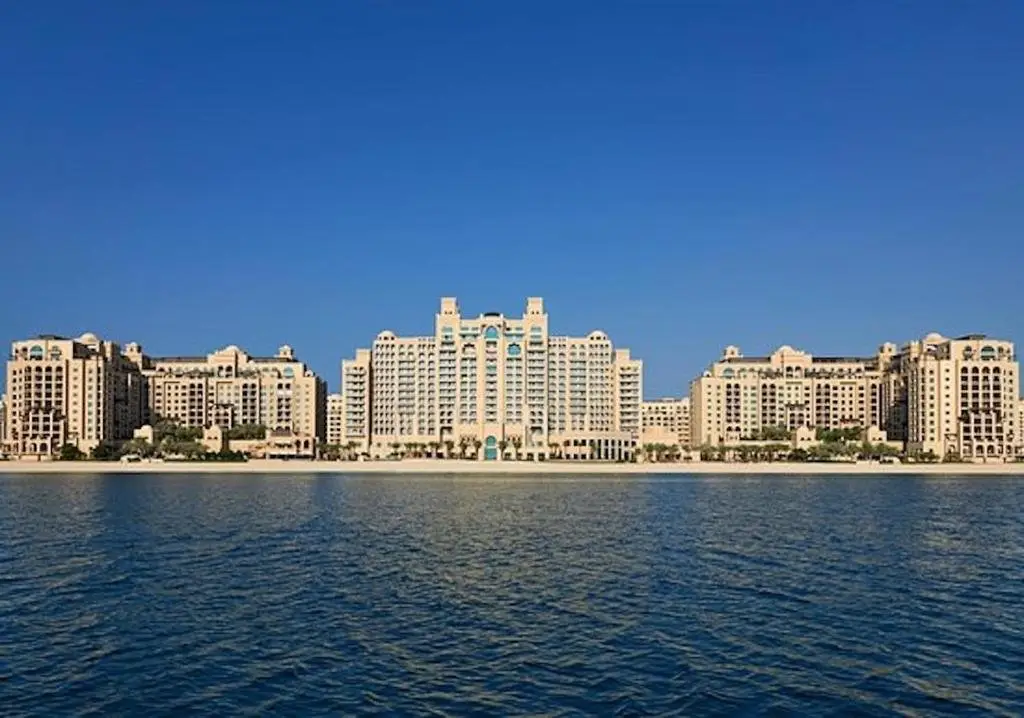 Дубай: Beach Pool Fairmont Residences