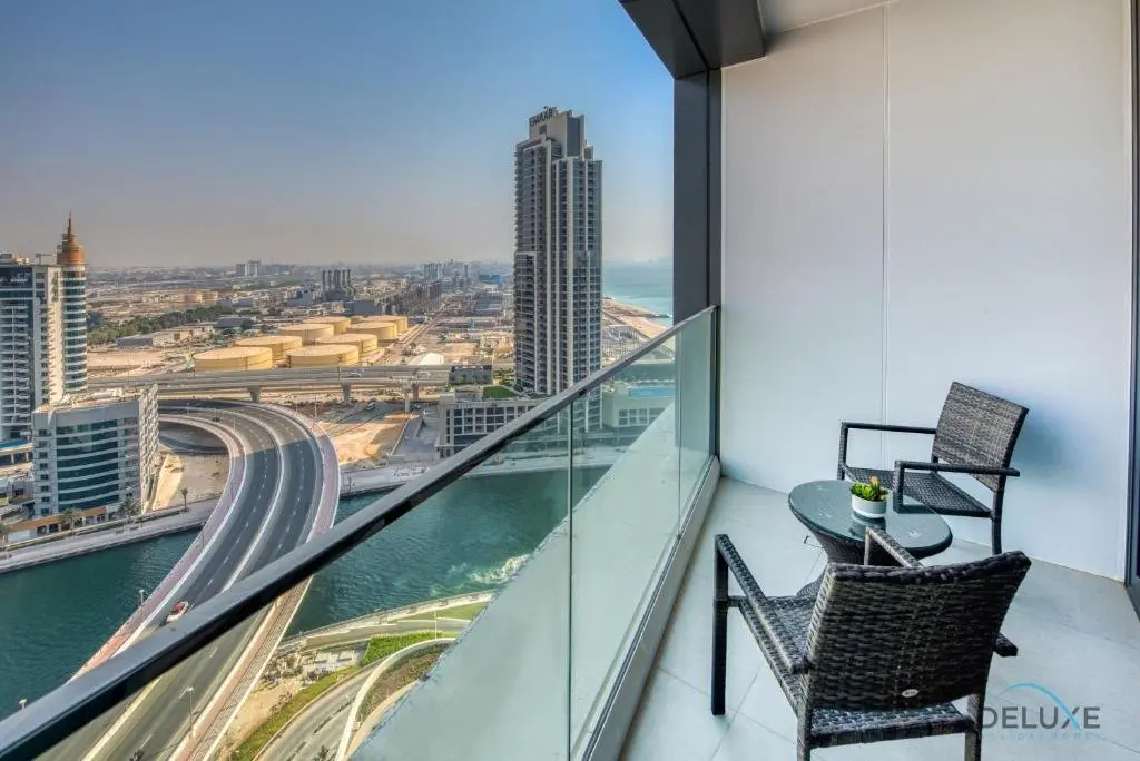 Дубай: Posh 1BR at Jumeirah Gate Tower 1 JBR by Deluxe Holiday Homes