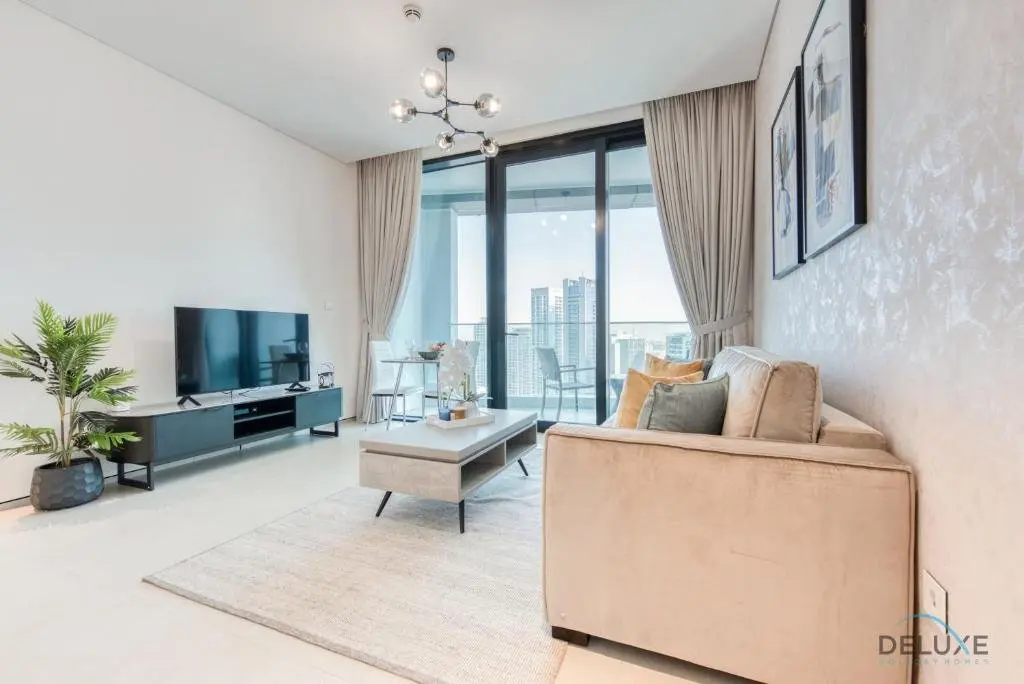 Дубай: Posh 1BR at Jumeirah Gate Tower 1 JBR by Deluxe Holiday Homes