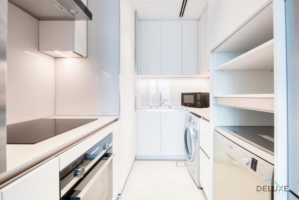 Дубай: Posh 1BR at Jumeirah Gate Tower 1 JBR by Deluxe Holiday Homes