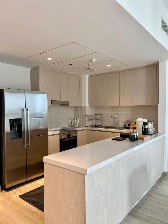 Абу-Даби: Canal View 3 Bedroom Holiday Home with Balcony