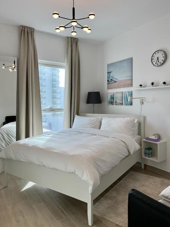 Абу-Даби: Canal View 3 Bedroom Holiday Home with Balcony