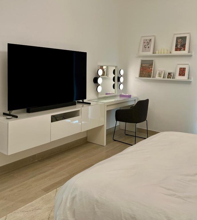 Абу-Даби: Canal View 3 Bedroom Holiday Home with Balcony