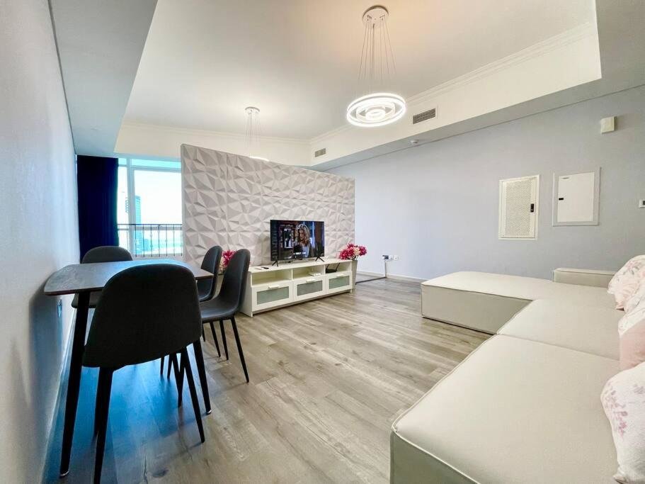 Абу-Даби: Cozy Upgraded Residential Flat with sea, Mangrove, pool view - Not Hotel - 1203