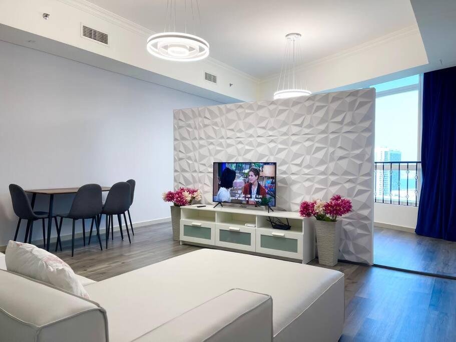Абу-Даби: Cozy Upgraded Residential Flat with sea, Mangrove, pool view - Not Hotel - 1203