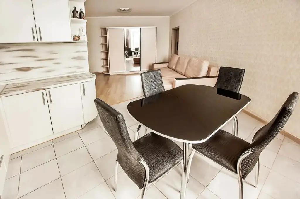 Тольятти: Апартаменты ZebraHome с видом на Волгу и лес