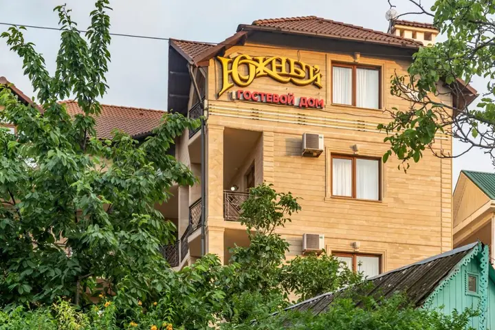 Дивноморское: Guest House Yuzhniy