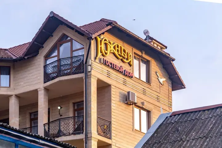 Дивноморское: Guest House Yuzhniy