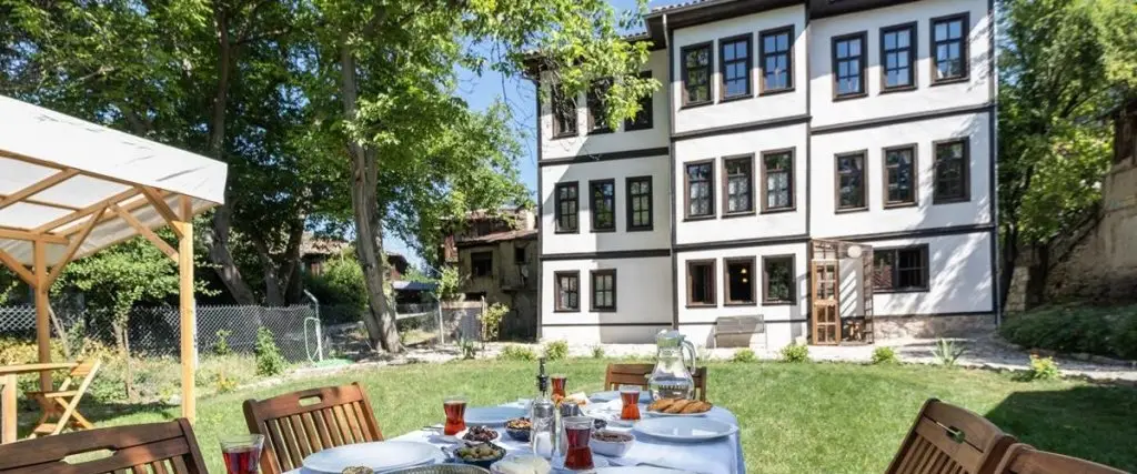 Мудурну: Madanlar Konağı