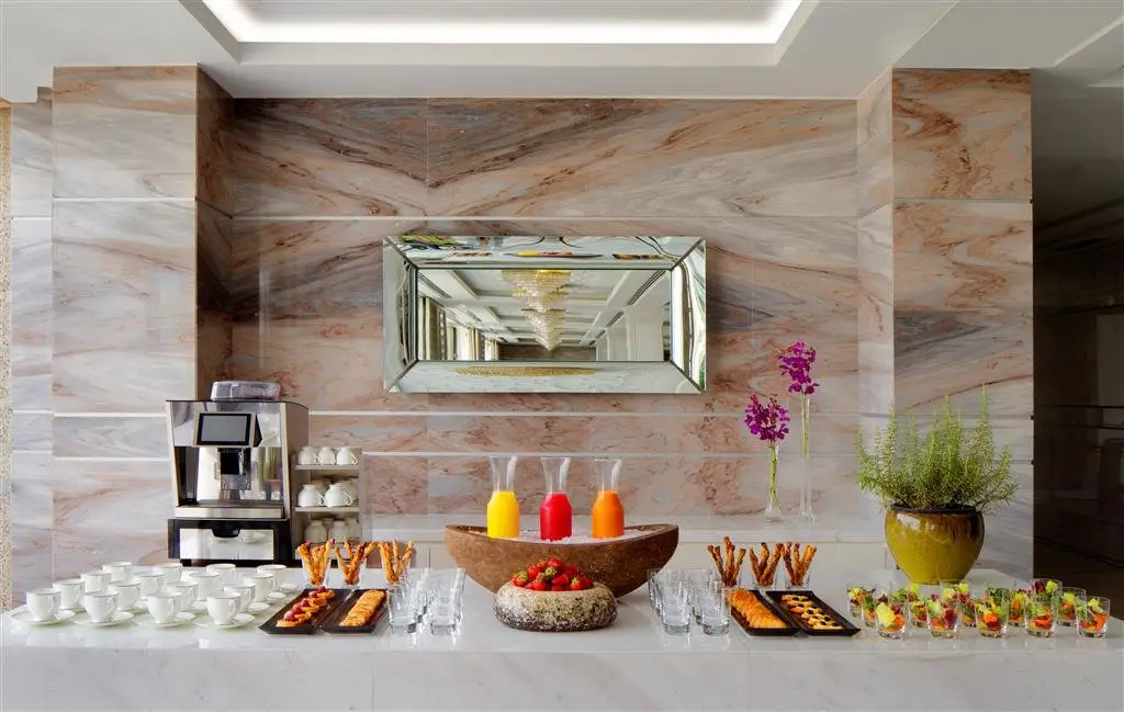 Дубай: Hyatt Regency Dubai & The Galleria Residence