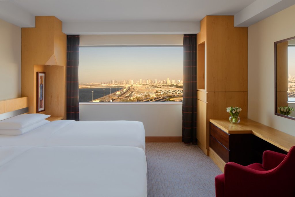 Дубай: Hyatt Regency Dubai & The Galleria Residence